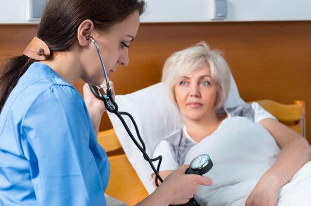 Femeie în vârstă care face o plimbare în parc